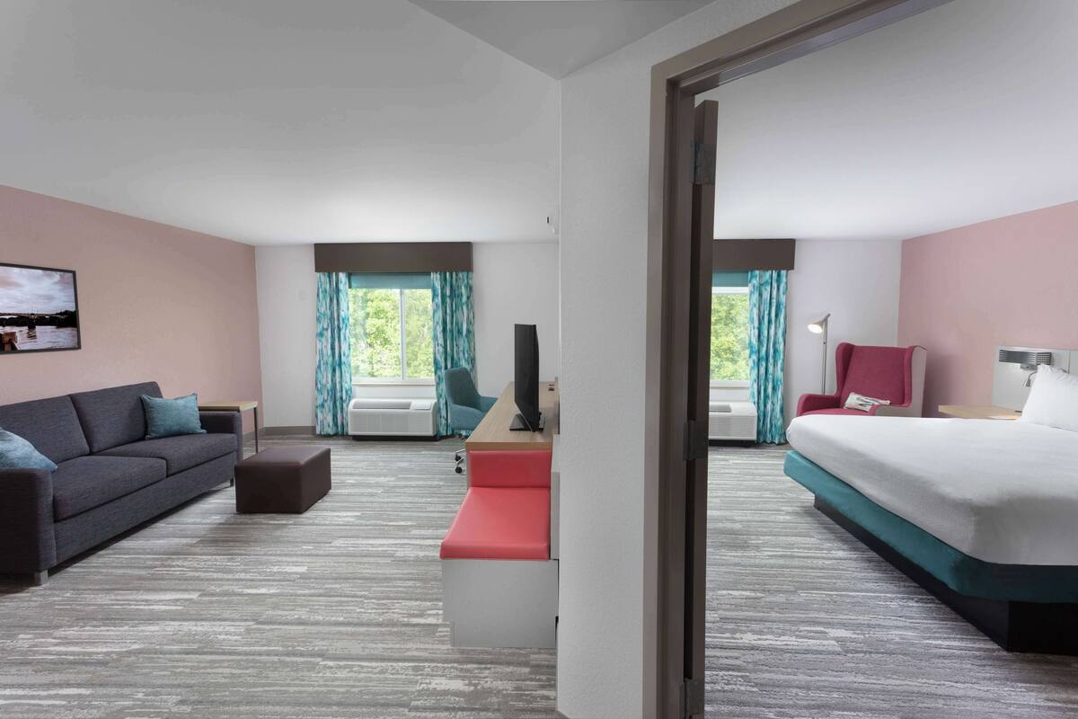 junior suite, 1 king bed, non smoking | living area | 40-inch flat-screen tv with cable channels, tv