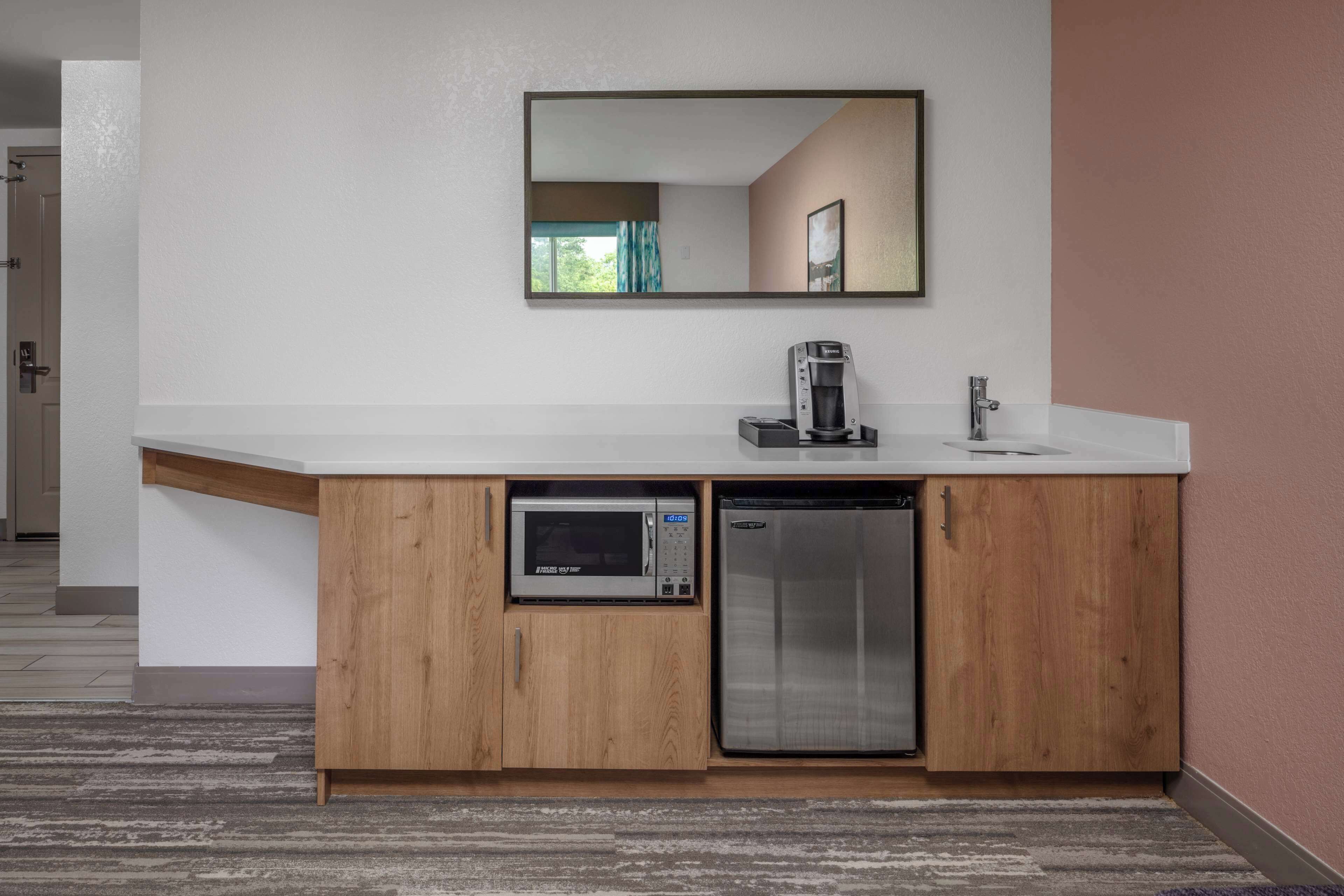 junior suite, 1 king bed, non smoking | desk, blackout curtains, soundproofing, iron/ironing board