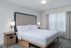 書桌、筆電工作空間、遮光布/窗簾、熨斗/熨衣板