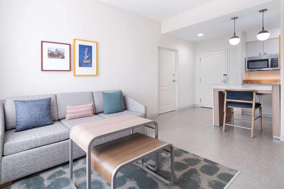 40-inch lcd tv with satellite channels, tv