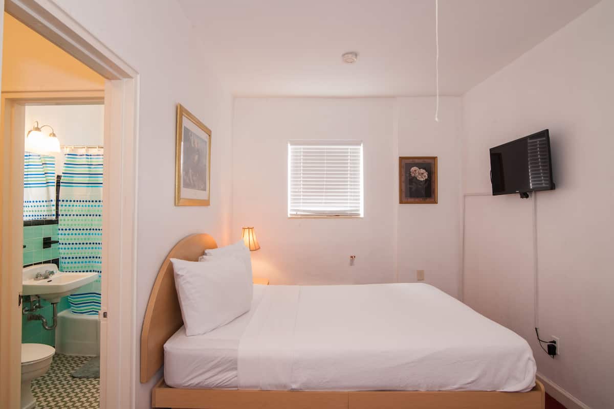 Standard, 1 queensize-seng | Sengetøy av topp kvalitet, strykejern/-brett og wi-fi (inkludert)