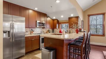 Townhome, 3 Bedrooms | Private kitchen