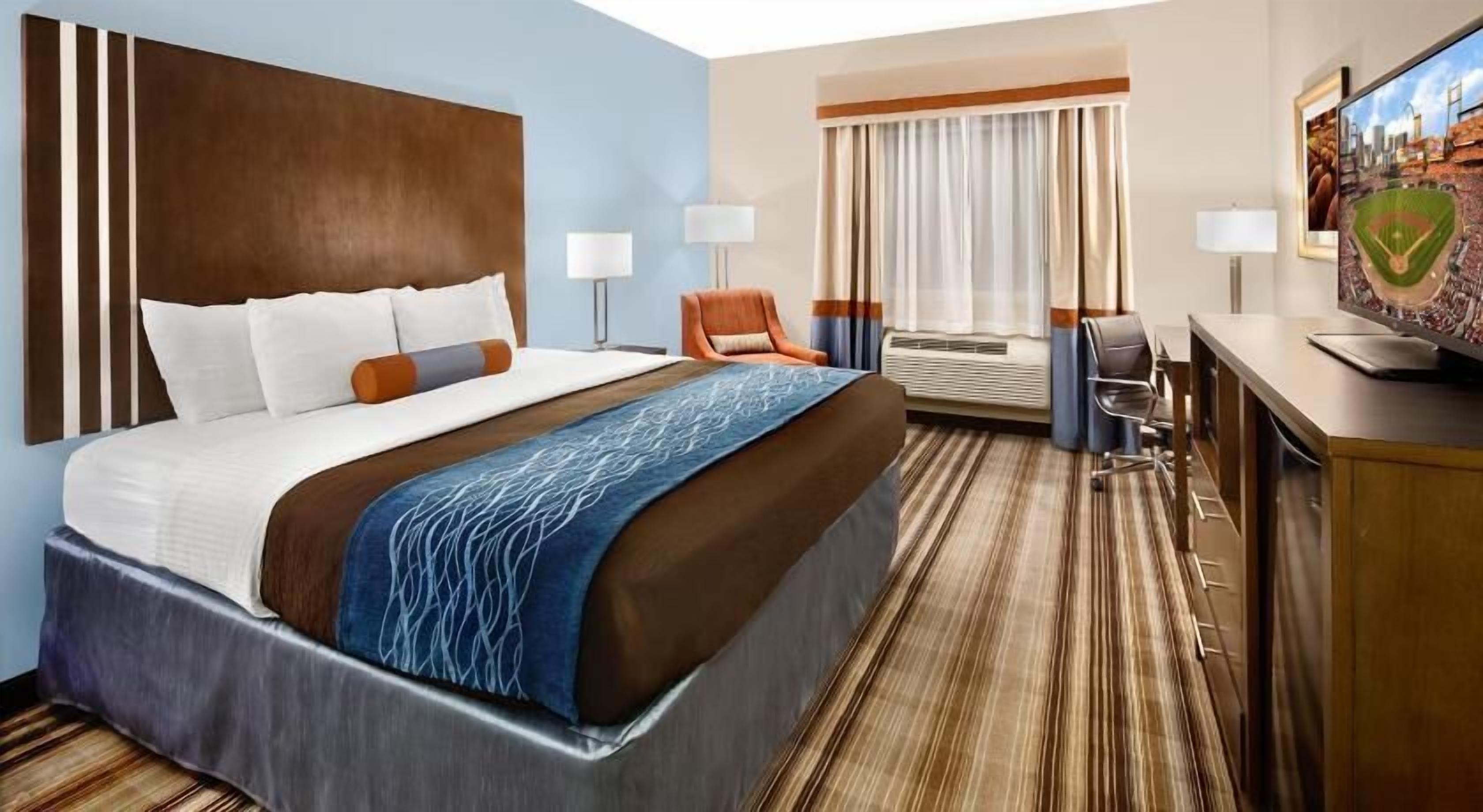 Egyptian cotton sheets, premium bedding, pillowtop beds, desk