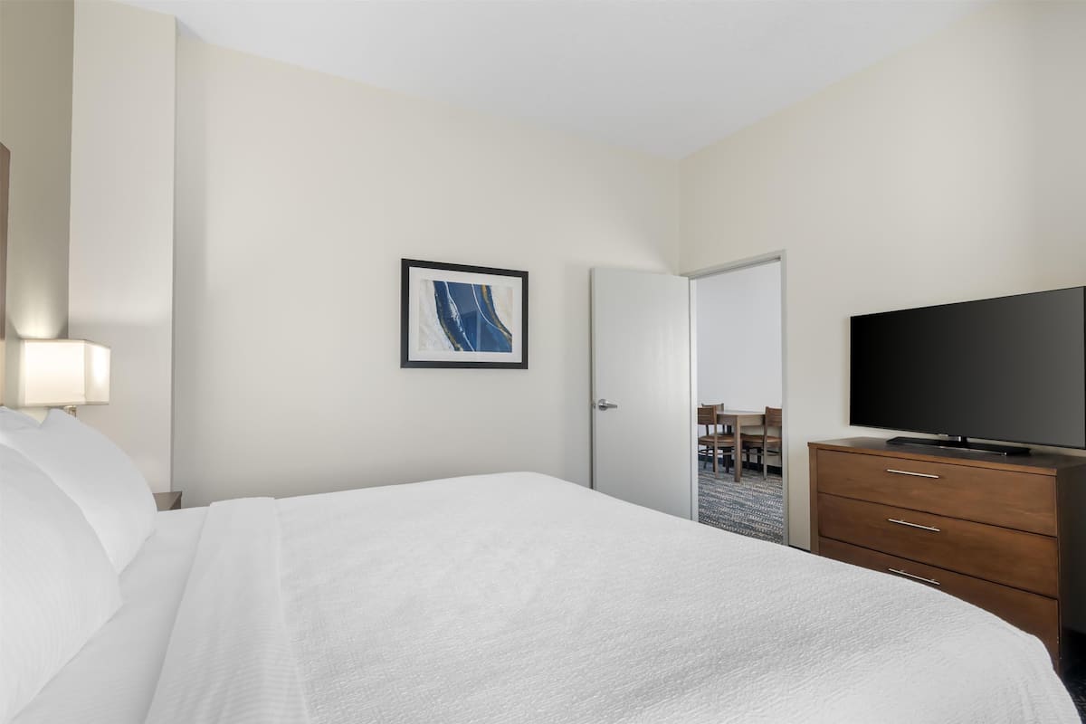 스위트, 킹사이즈침대 1개, 금연 (Separate Living Room;with Sofabed) | 이집트산 면 시트, 고급 침구, 필로우탑 침대, 책상