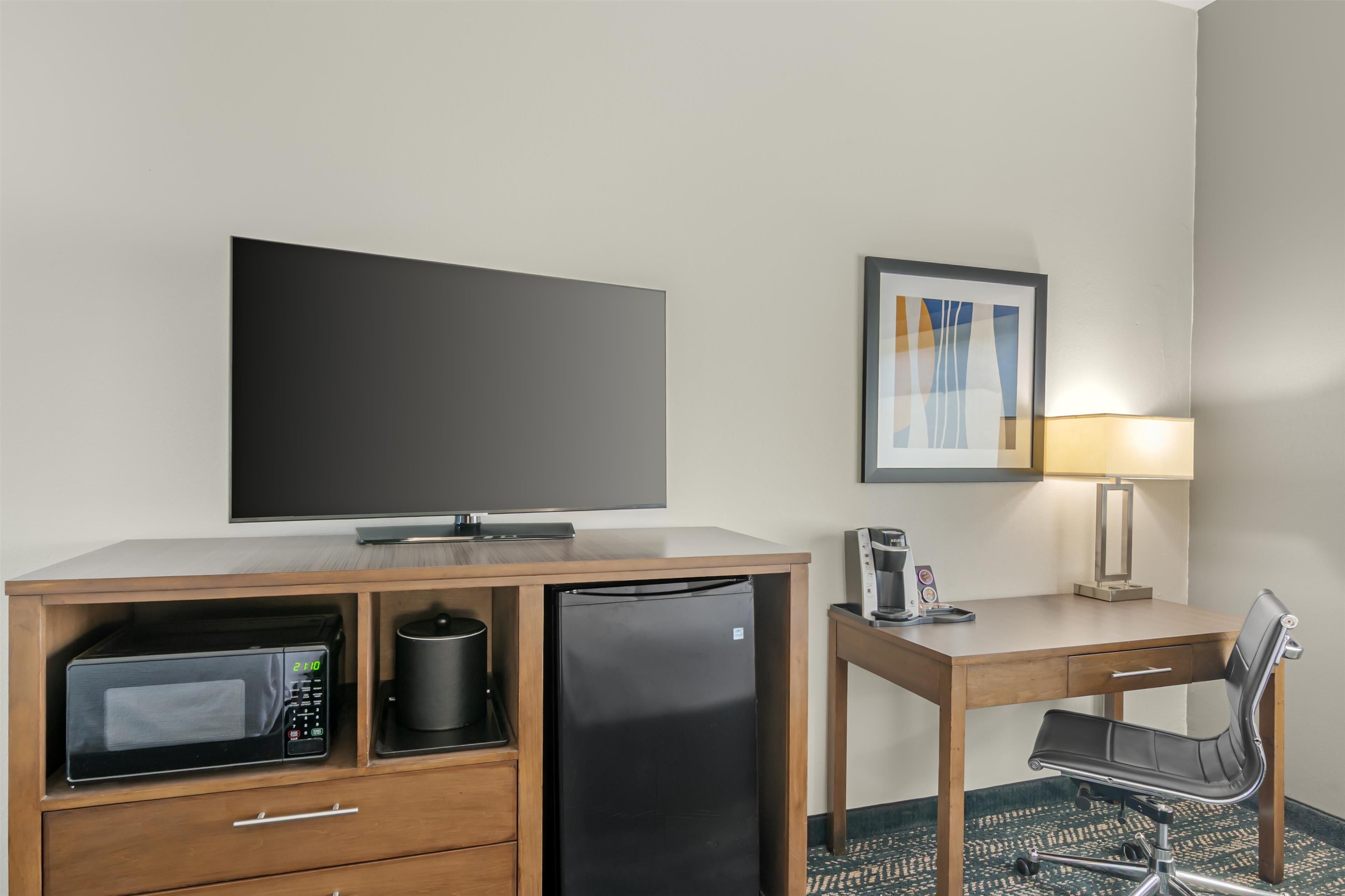 standard room, 2 queen beds, non smoking, refrigerator & microwave | 1 bedroom, egyptian cotton sheets, premium bedding, pillow-top beds