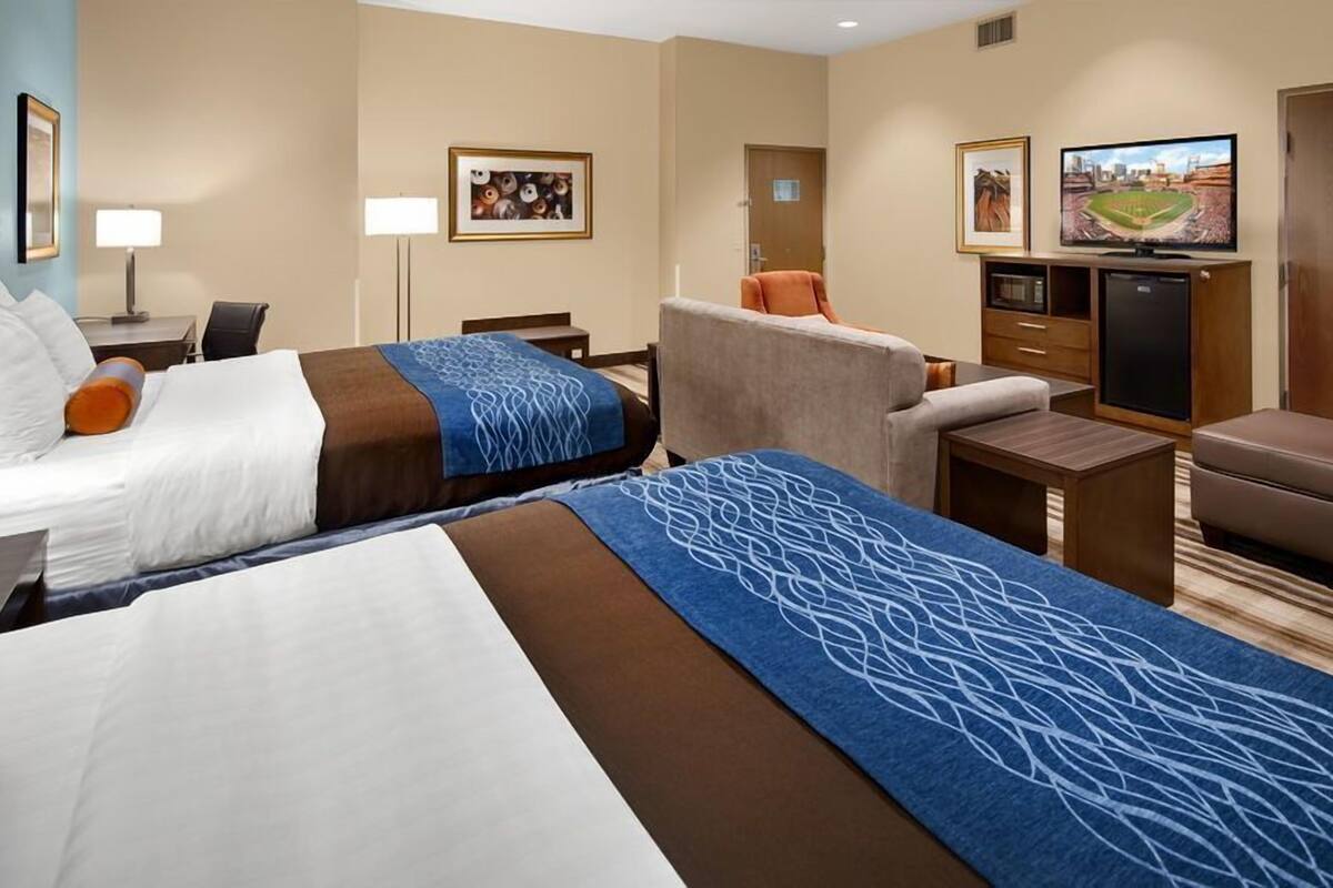 Egyptian cotton sheets, premium bedding, pillowtop beds, desk