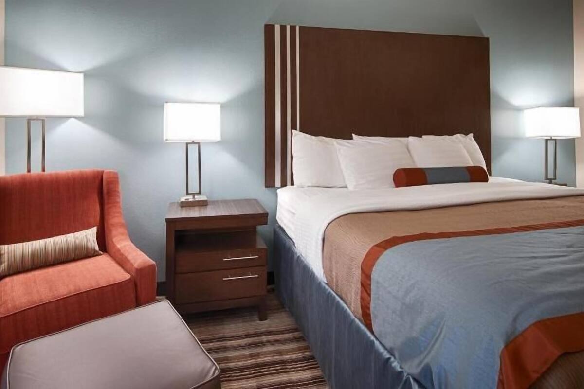 Egyptian cotton sheets, premium bedding, pillowtop beds, desk