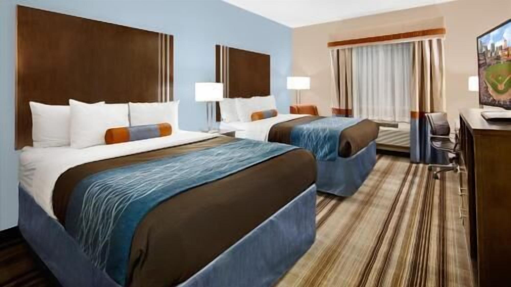 Egyptian cotton sheets, premium bedding, pillowtop beds, desk