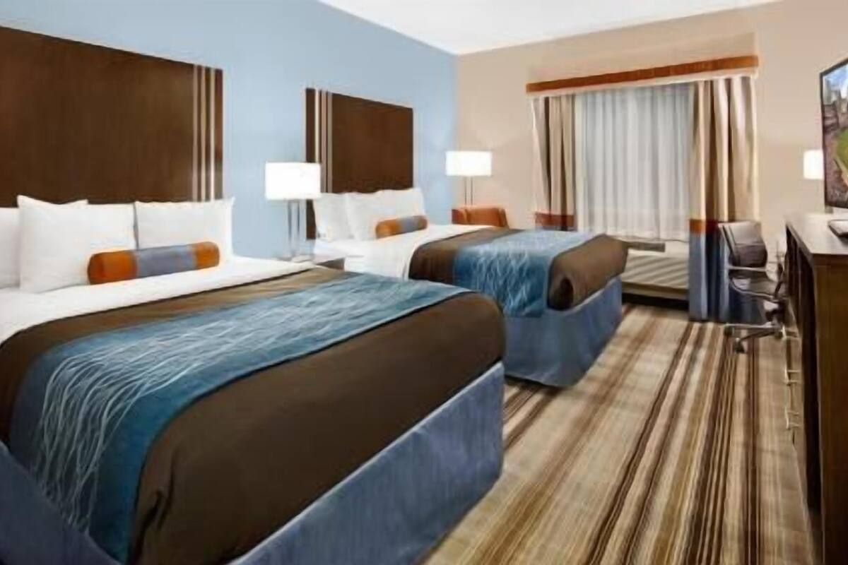 Egyptian cotton sheets, premium bedding, pillowtop beds, desk