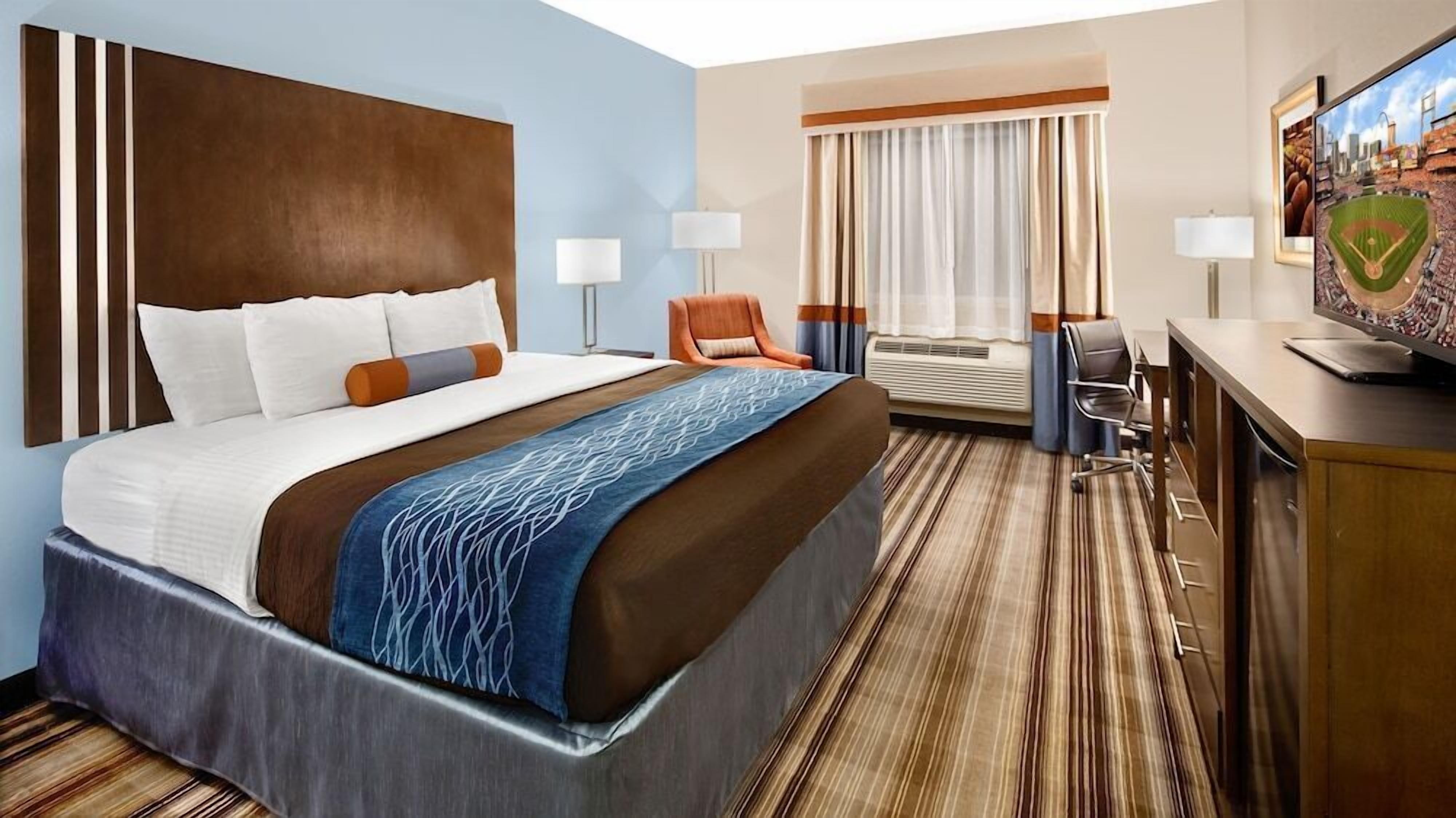 Egyptian cotton sheets, premium bedding, pillowtop beds, desk
