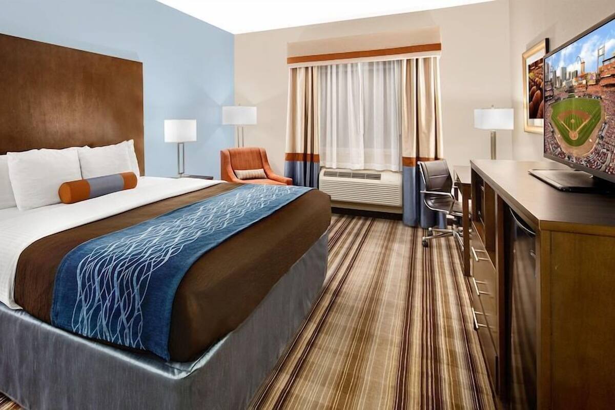 Egyptian cotton sheets, premium bedding, pillowtop beds, desk