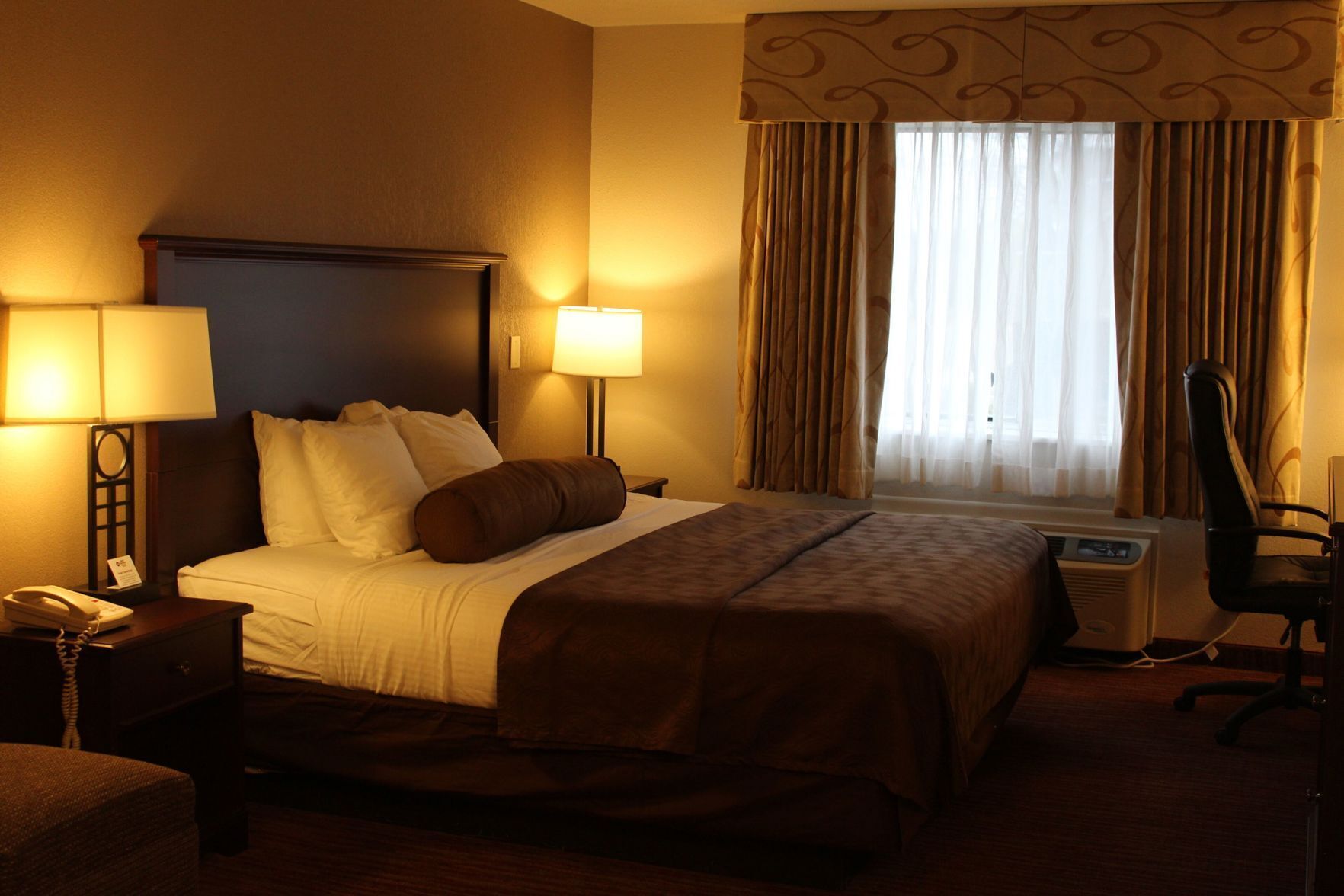 Verdunkelungsvorhänge, Bügeleisen/Bügelbrett, Babybetten, Zustellbetten