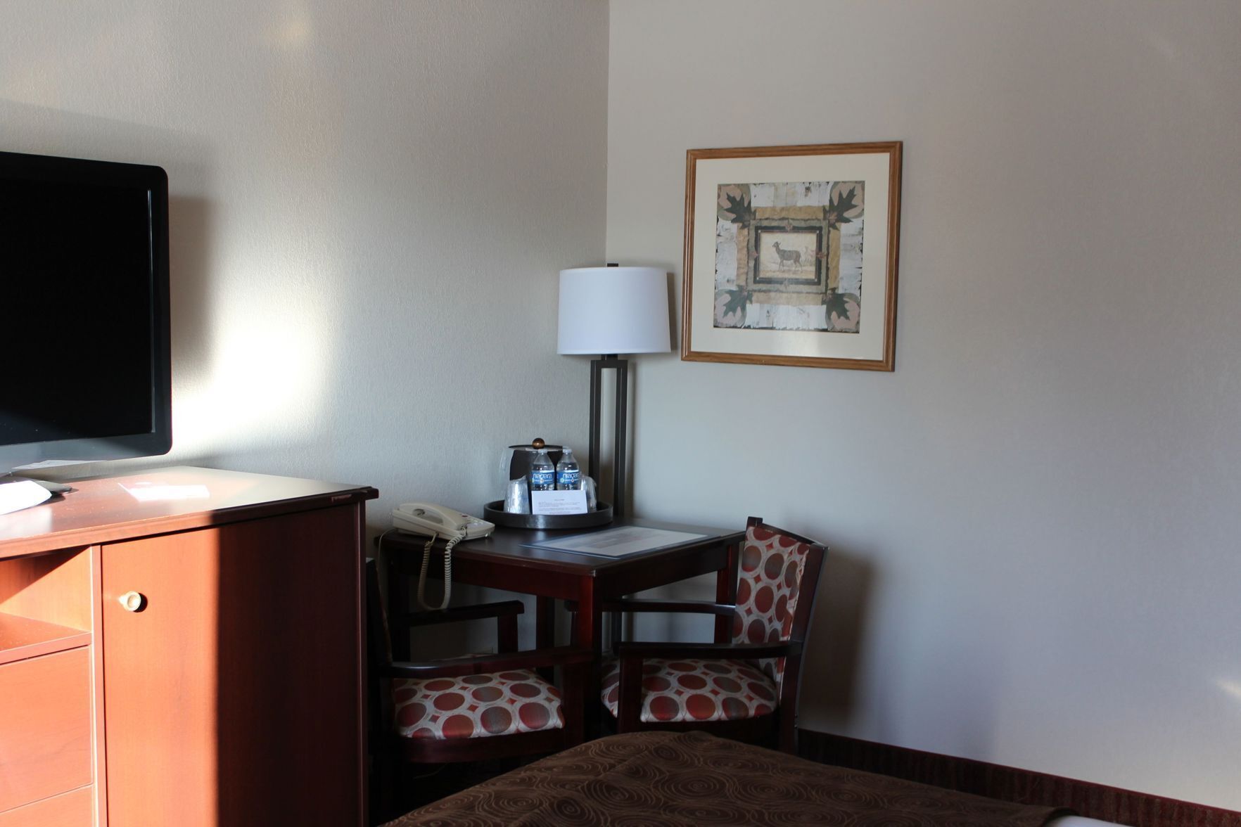 Verdunkelungsvorhänge, Bügeleisen/Bügelbrett, Babybetten, Zustellbetten