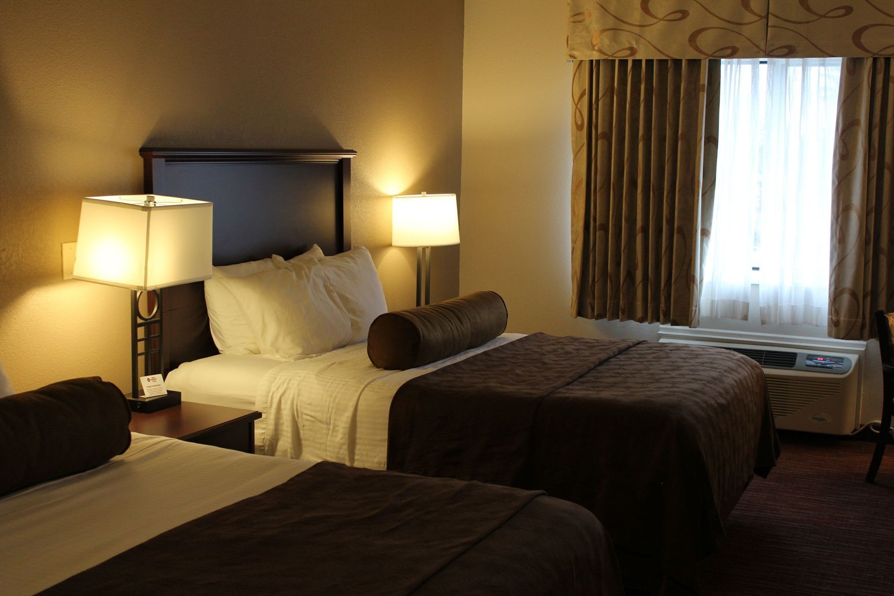 Verdunkelungsvorhänge, Bügeleisen/Bügelbrett, Babybetten, Zustellbetten