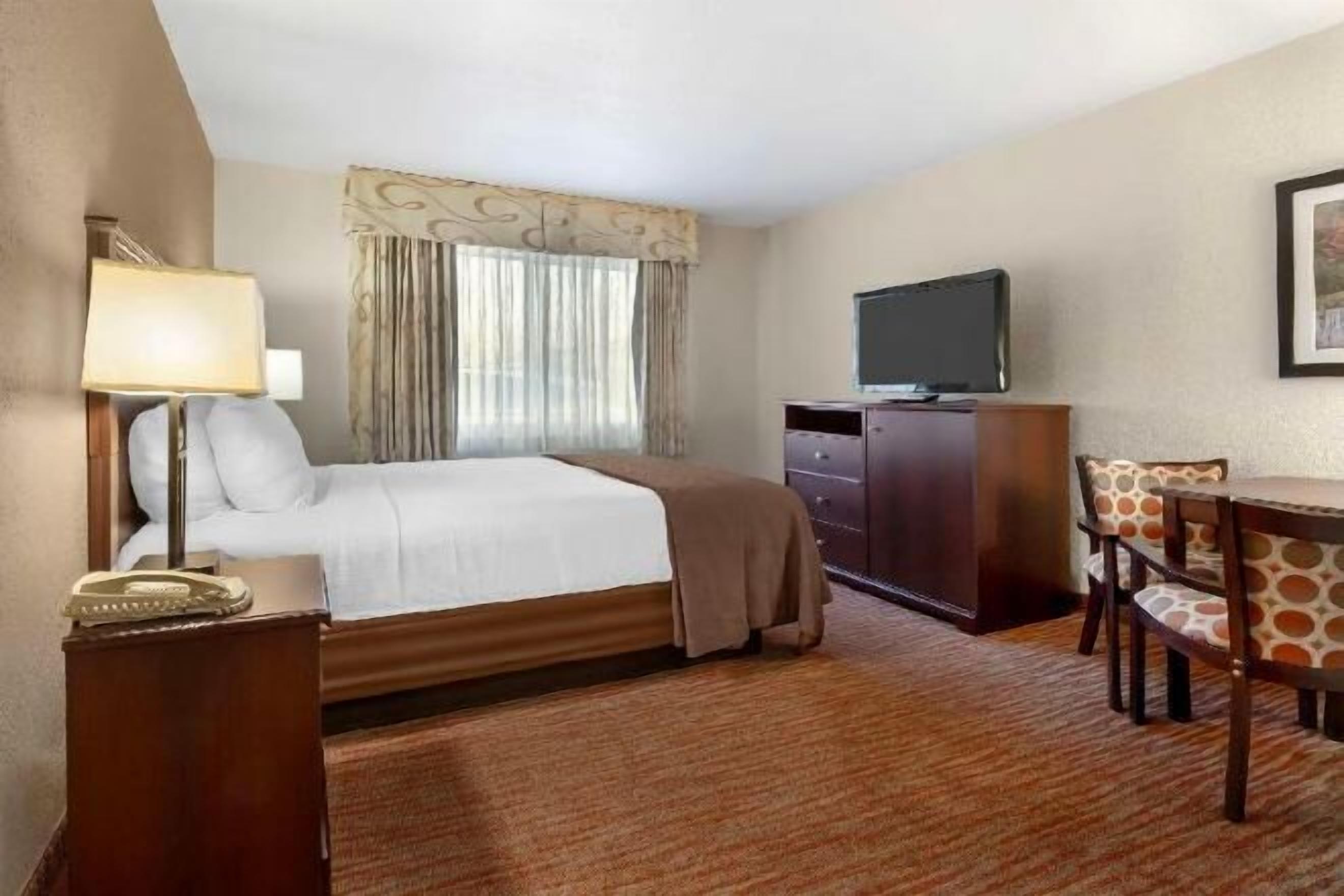 ستائر تعتيم ومكواة/لوح كي وأسرّة أطفال/رضّع وأسرّة قابلة للطي