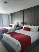 Quarto tradicional, 2 camas Queen | 1 quarto, roupas de cama premium, escrivaninha, cortinas blackout