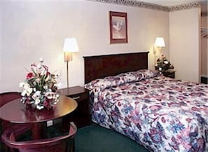 Escritorio, cortinas opacas, tabla de planchar con plancha y wifi gratis