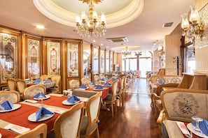 Lunch, dinner, brunch served; garden views