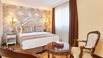 Deluxe-Zimmer, 1 Queen-Bett, Nichtraucher, Kühlschrank | Hochwertige Bettwaren, Daunenbettdecken, Tempur-Pedic-Betten, Minibar