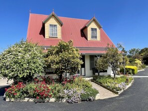 Front of property - Swansea Cottages & Lodge Suites (Swansea)