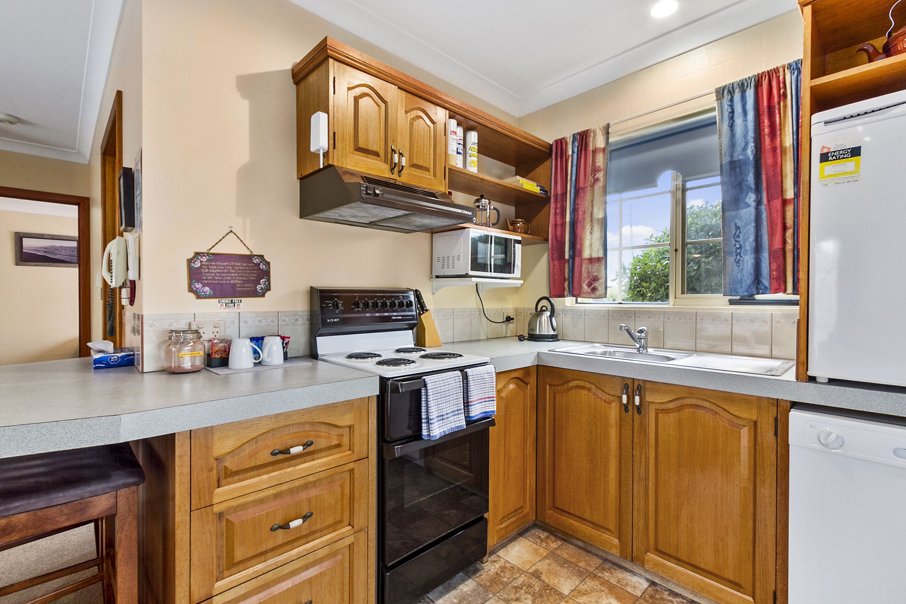 family cottage, 2 bedrooms (swan) | private kitchen | microwave, coffee/tea maker, electric kettle, toaster