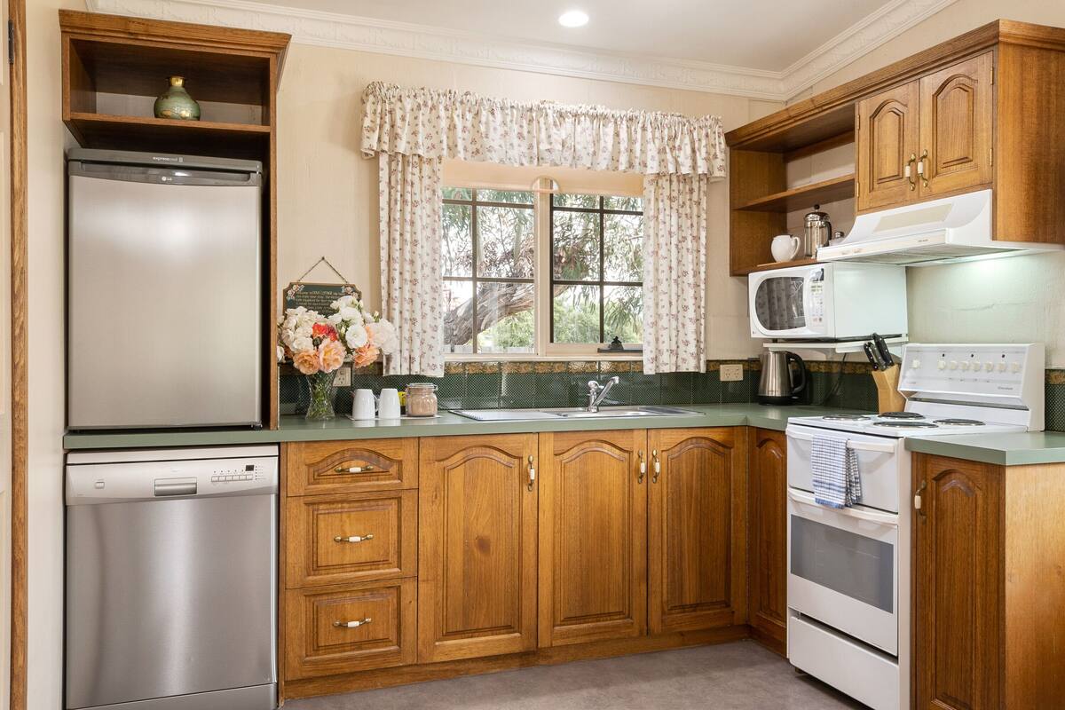 luxury cottage, 2 bedrooms (dove) | private kitchen | microwave, coffee/tea maker, electric kettle, toaster