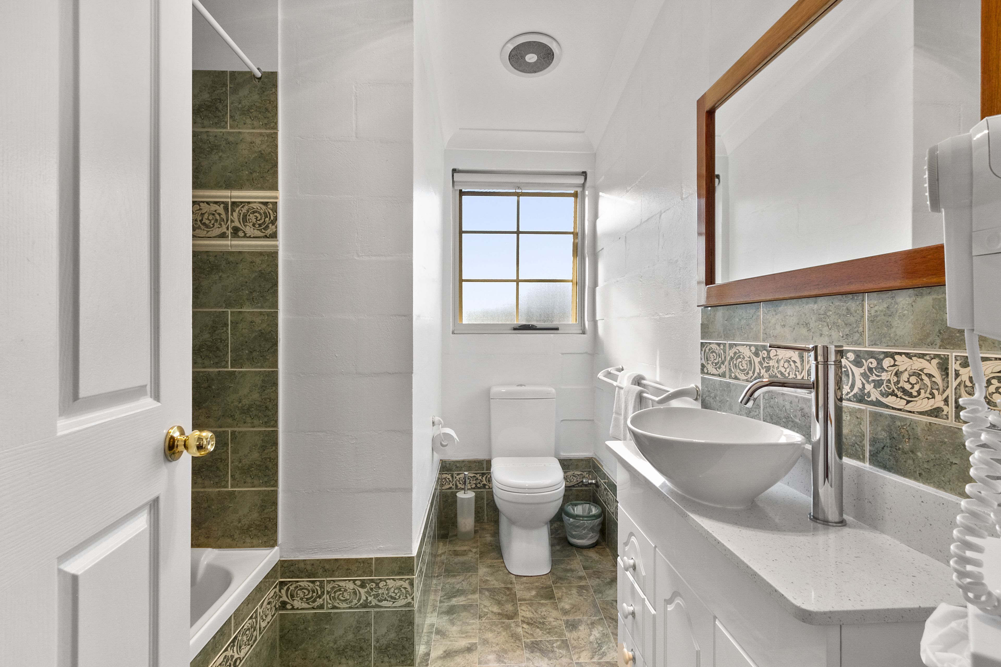 family suite 4 | bathroom | free toiletries, towels, soap, shampoo