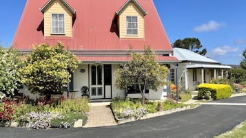 2 habitaciones, cortinas blackout y sistema de insonorización