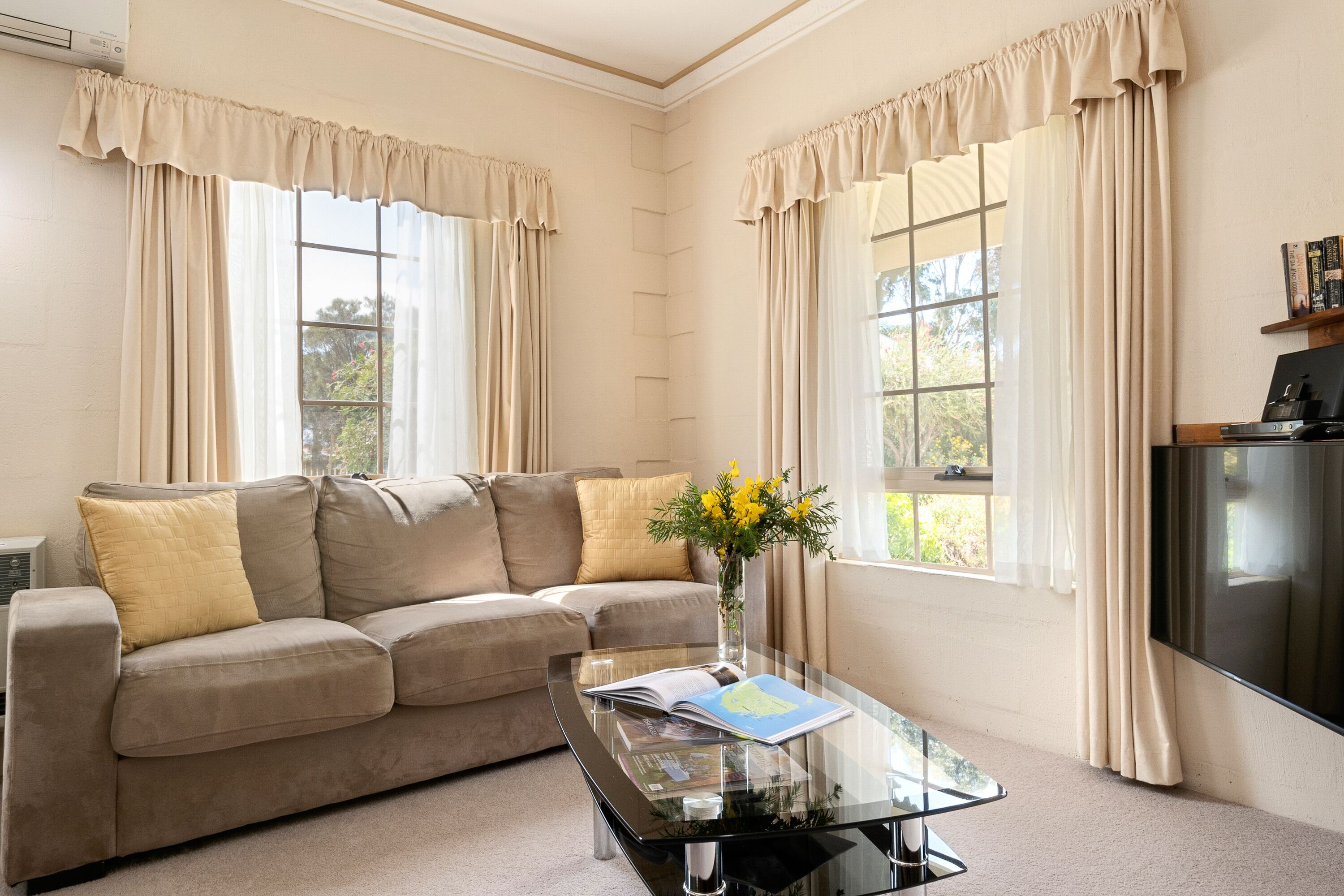 luxury cottage, 2 bedrooms (dove) | living area