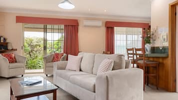 Deluxe Cottage, 2 Bedrooms (Kirby) | Living area