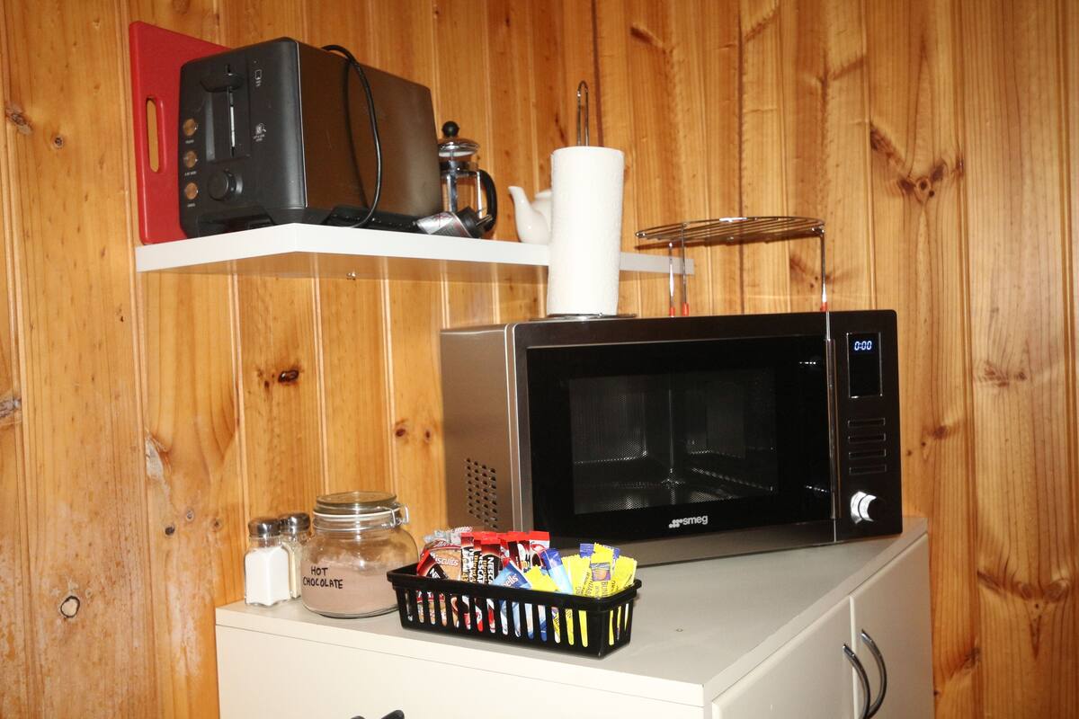 deluxe cabin, 1 bedroom, balcony, garden area | private kitchen | microwave, coffee/tea maker, electric kettle, toaster