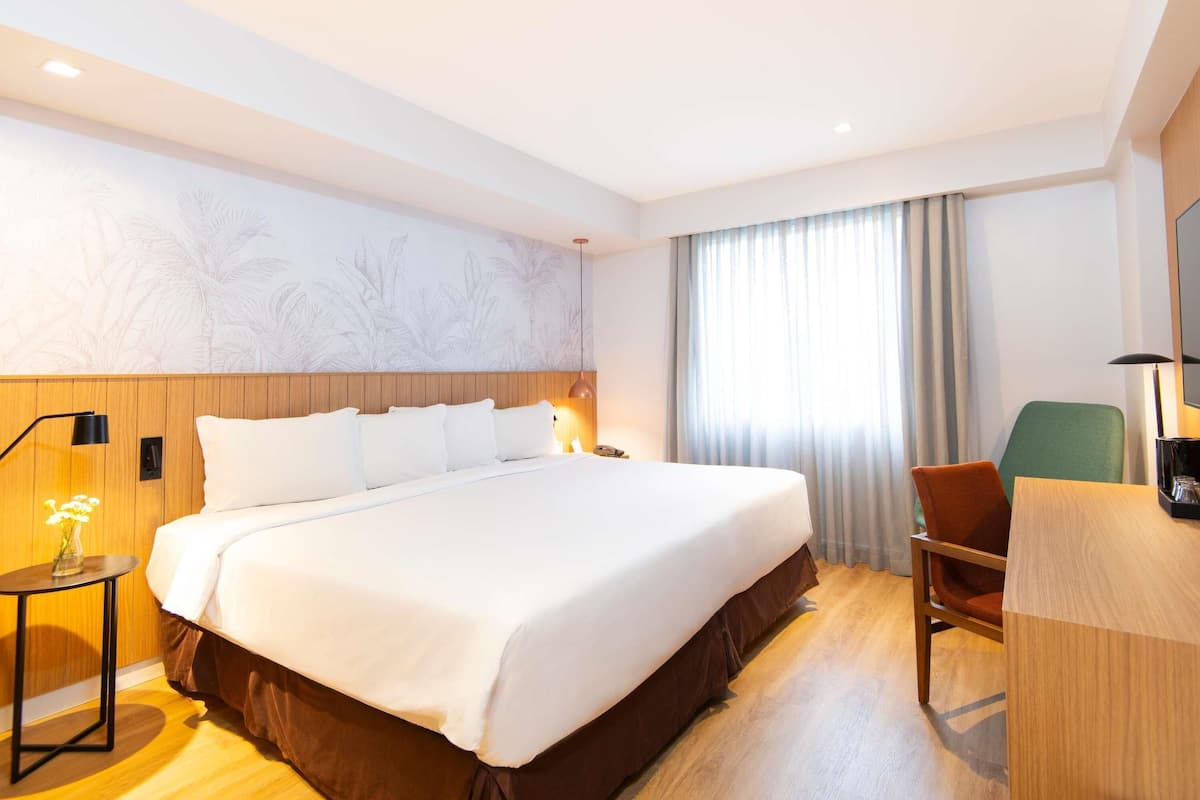 Deluxe Room, 1 King Bed | Minibar, in-room safe, desk, laptop workspace