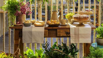 Petit déjeuner, déjeuner et dîner servis sur place