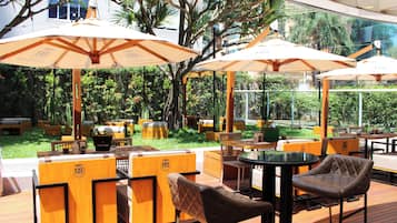 Café da manhã, almoço e jantar; culinária internacional