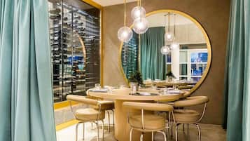 Serveert ontbijt, lunch, diner, internationale gerechten