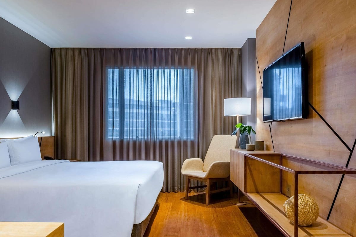 Premium Room, 1 Queen Bed | Minibar, in-room safe, desk, laptop workspace