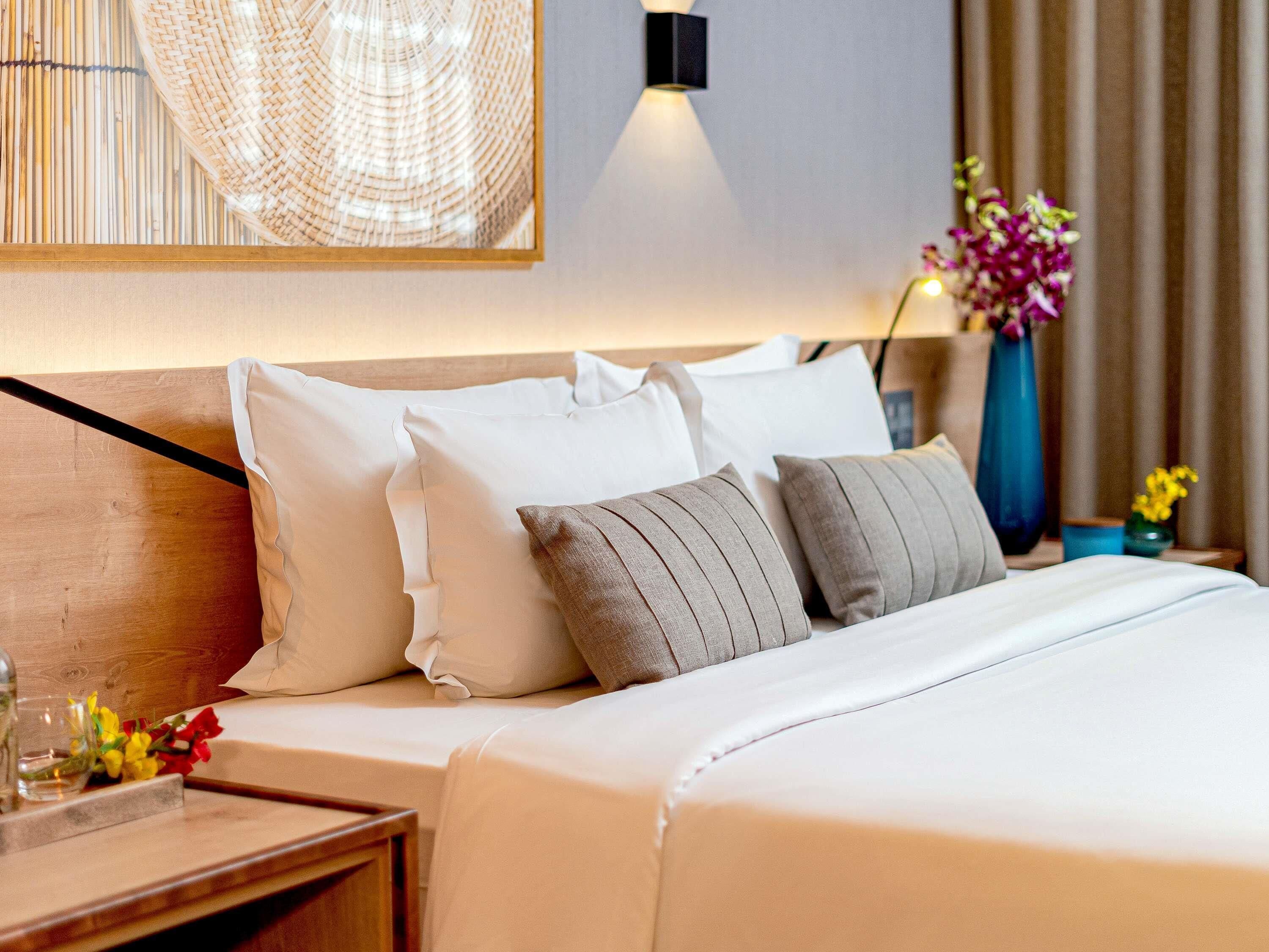 ميني بار وخزنة داخل الغرفة ومكتب ومساحة عمل للكمبيوتر المحمول