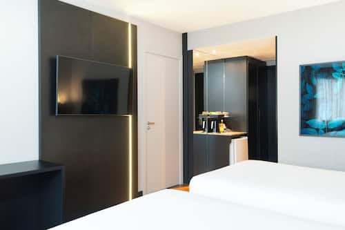 Superior Twin Room, 2 Twin Beds | Minibar, in-room safe, desk, laptop workspace