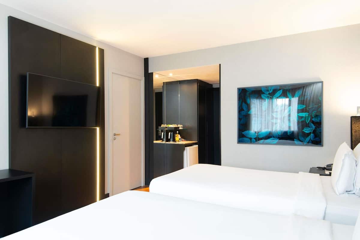 Superior Twin Room, 2 Single Beds | Minibar, in-room safe, desk, laptop workspace