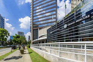 A modern building with a glass facade and the name "Grand Mercure" prominently displayed. - Grand Mercure Sao Paulo Vila Olimpia (São Paulo)