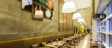 Se sirven desayunos, almuerzos y cenas; cocina internacional