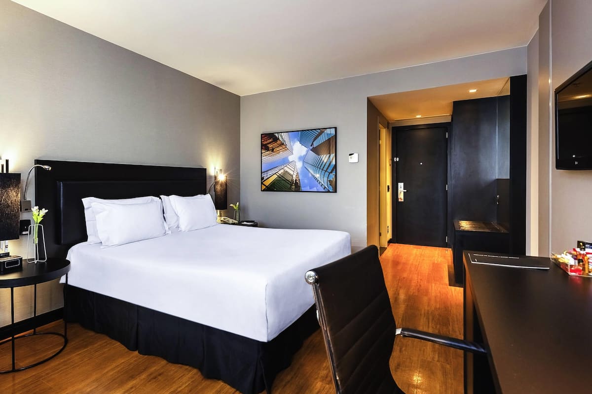 Executive Room, 1 Queen Bed | Minibar, in-room safe, desk, laptop workspace