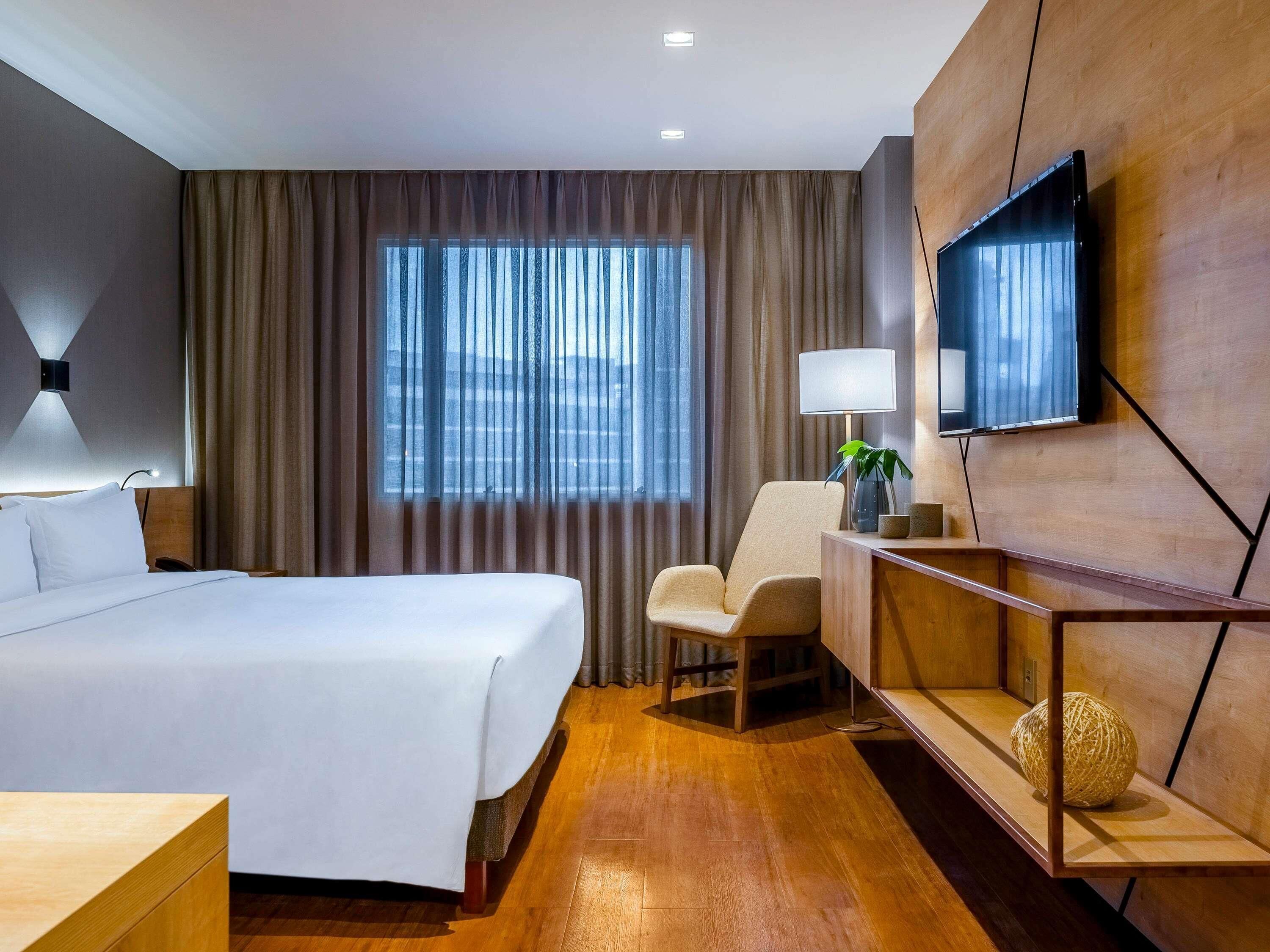Premium Room, 1 Queen Bed | Minibar, in-room safe, desk, laptop workspace