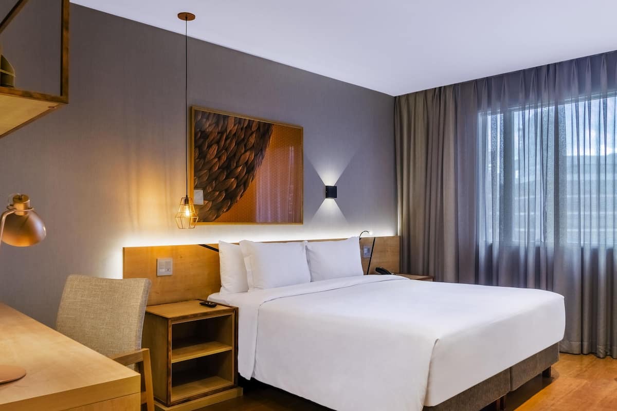 Premium Room, 1 Queen Bed | Minibar, in-room safe, desk, laptop workspace