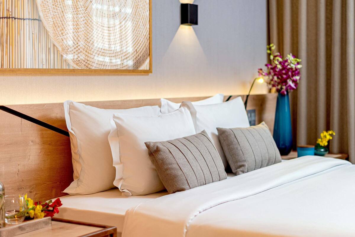 ห้องพรีเมียม, เตียงควีนไซส์ 1 เตียง | มินิบาร์, ตู้นิรภัยในห้องพัก, โต๊ะทำงาน, พื้นที่ทำงานแบบใช้แล็ปท็อป
