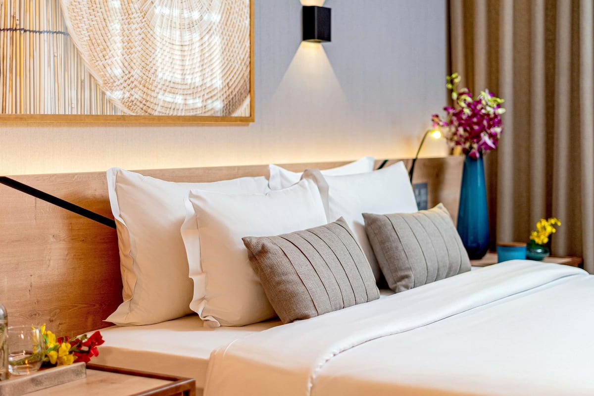 Quarto premium, 1 cama Queen | Frigobar, cofres nos quartos, escrivaninha
