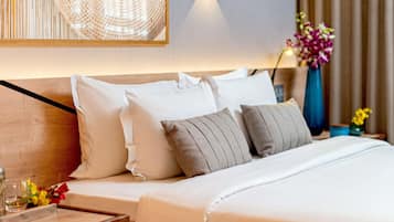 Premium Room, 1 Queen Bed | Minibar, in-room safe, desk, laptop workspace