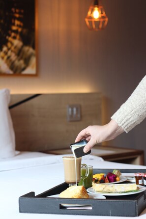 Premium Room, 1 Queen Bed | In-room dining