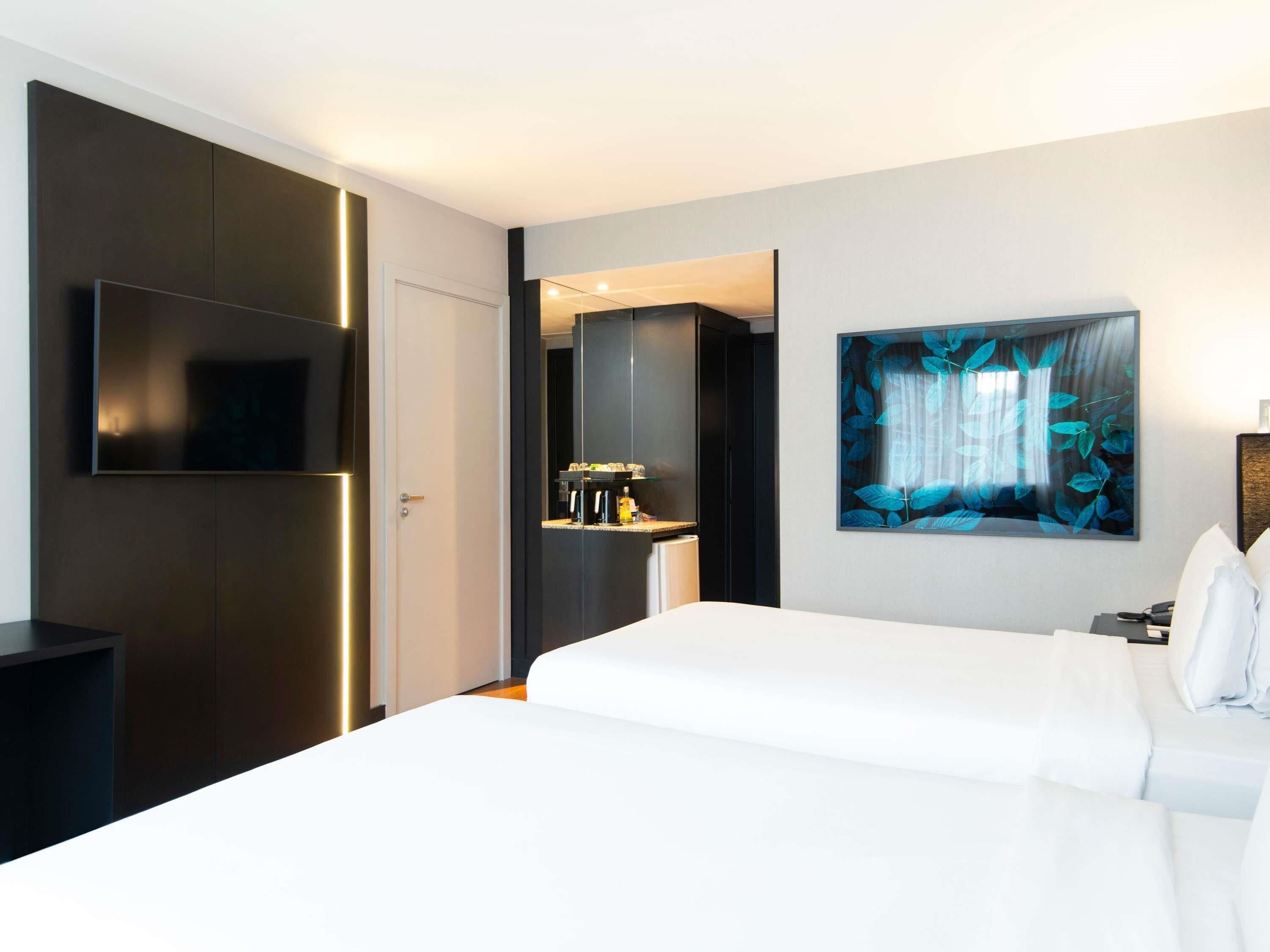 ميني بار وخزنة داخل الغرفة ومكتب ومساحة عمل للكمبيوتر المحمول