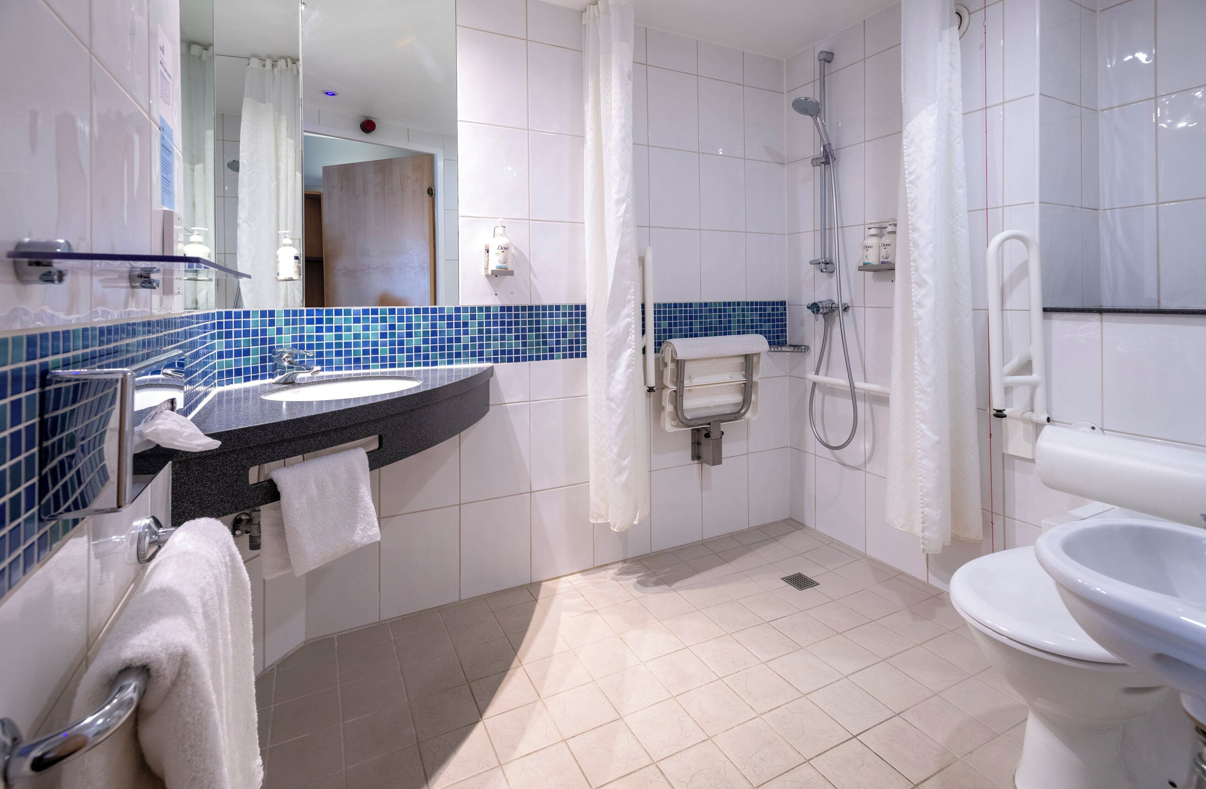 standard room, 1 double bed, accessible | bathroom | shower, free toiletries, hair dryer, towels